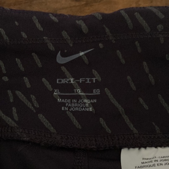 Nike Black and White Patterned Leggings - Picture 10 of 16